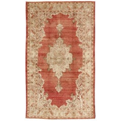 Ancien tapis turc d'Oushak à médaillon avec fond rouge doux, taupe et vert pâle