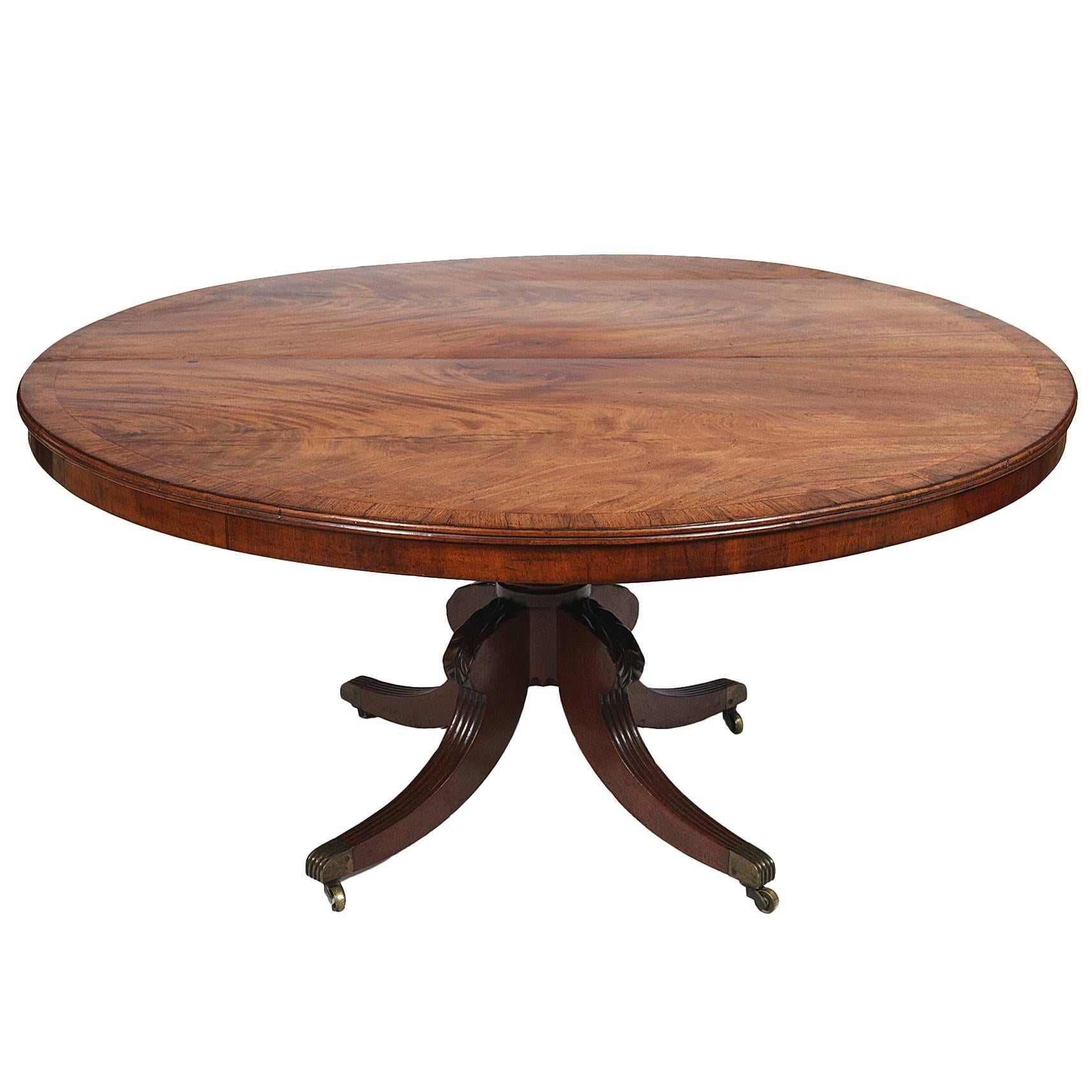 Table de salle à manger circulaire à piédestal en acajou de style Régence