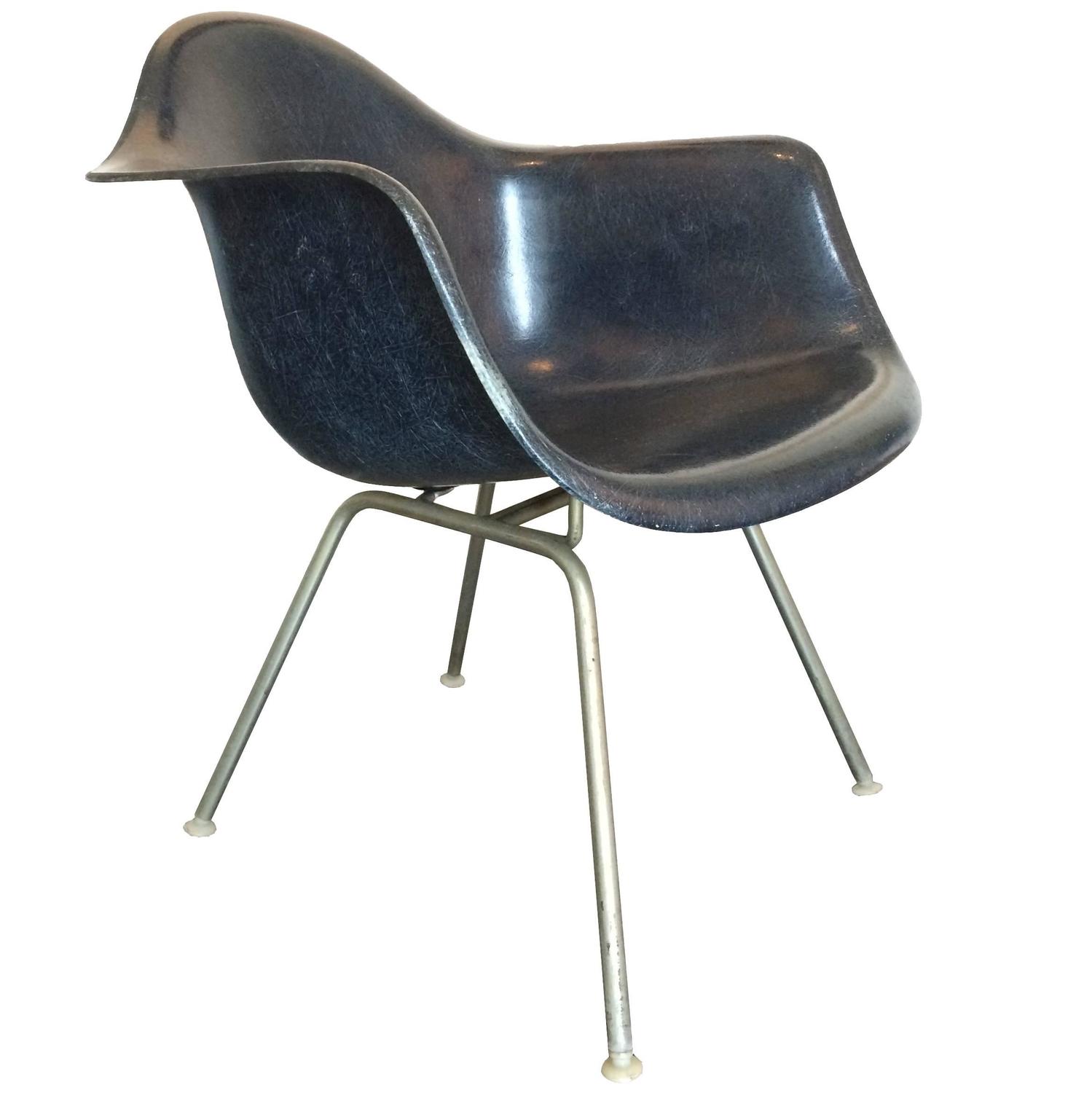 Mid-Century Modern Charles Eames Herman Miller Fiberglass Lounge Chair in Navy For Sale at 1stdibs