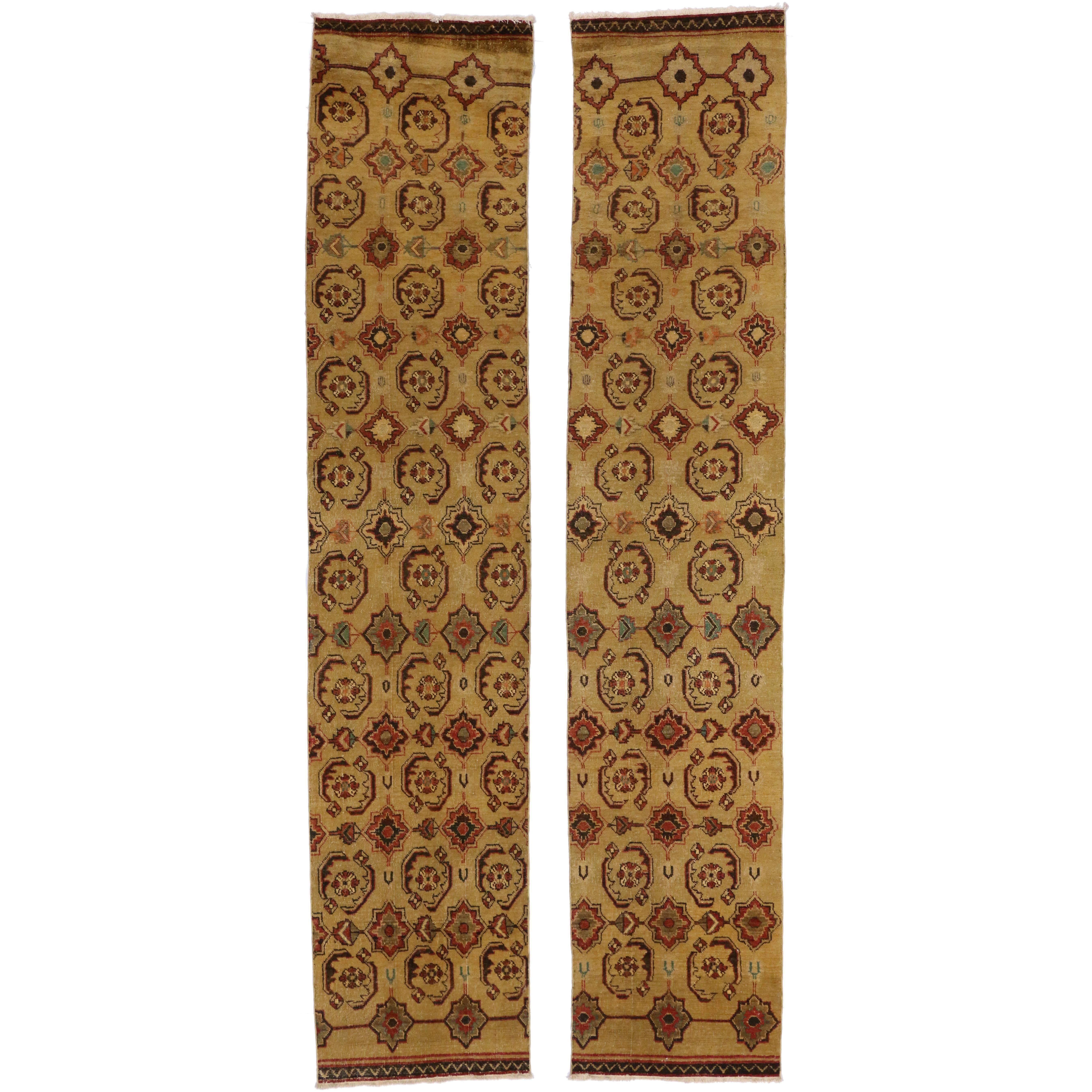 Coppia di tappeti turchi vintage in Oushak con stile rustico e artigianale