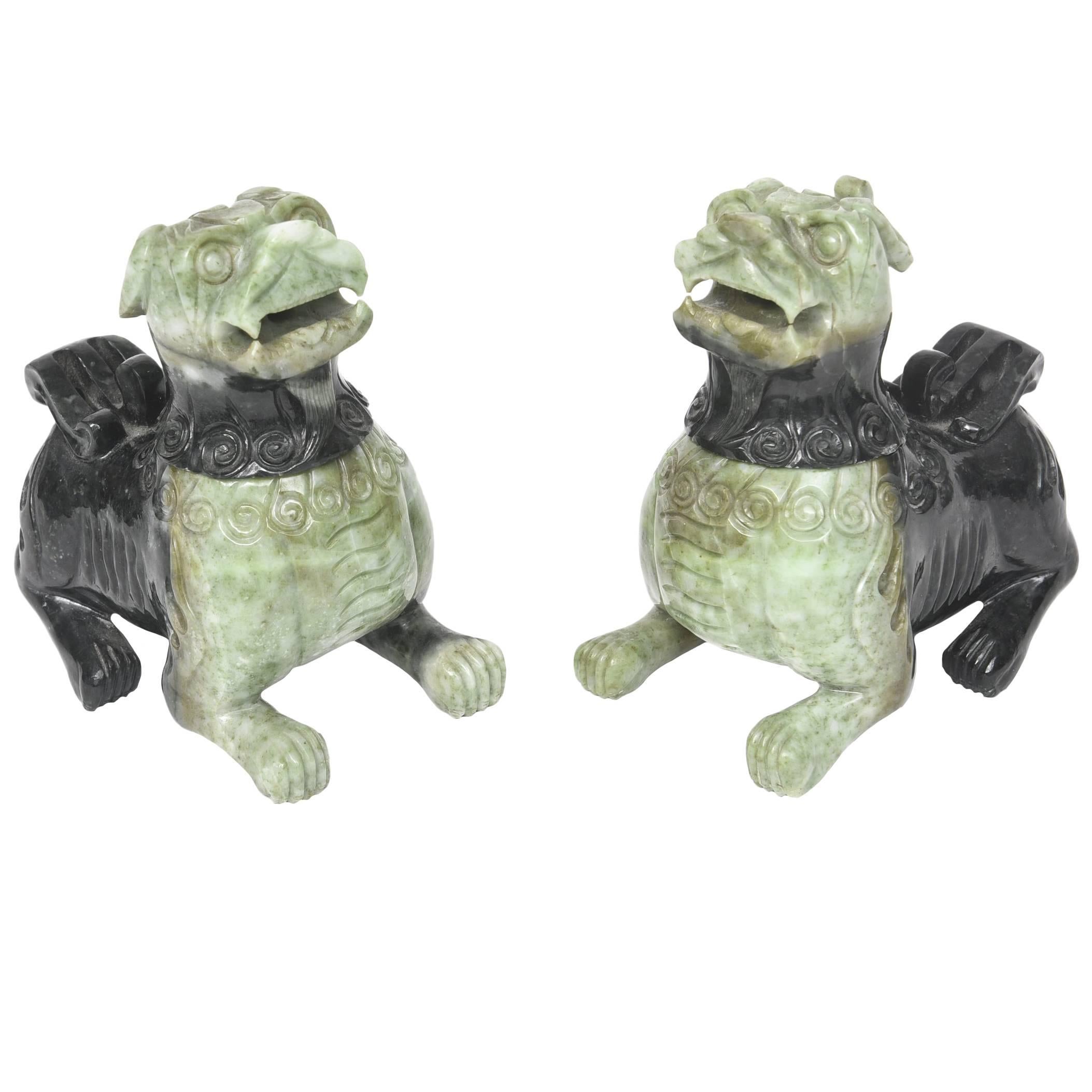 Paar chinesische geschnitzte Foo-Hunde / Löwen aus grünem Hartstein aus der Mitte des 20. Jahrhunderts