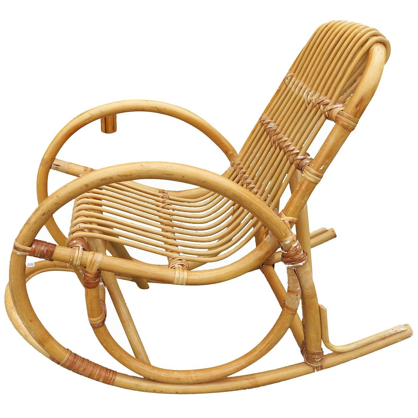 Chaise d'enfant à bascule en rotin avec accoudoir en serpent restaurée et rare
