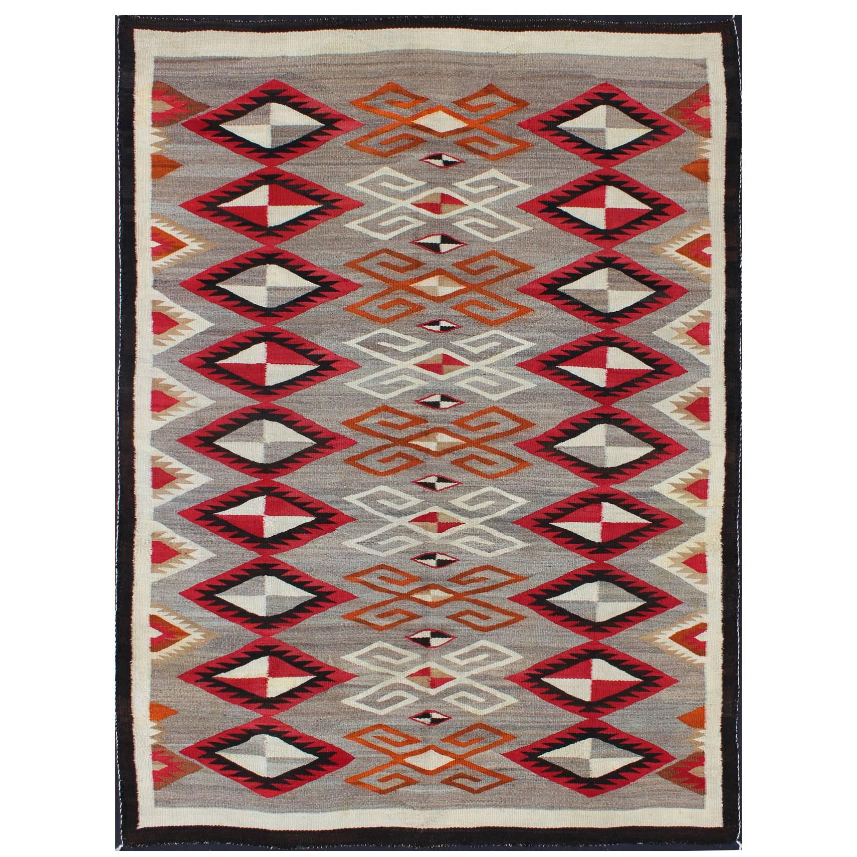 Tapis Navajo ancien avec motif semi-symmetrique en forme de losange sur toute sa surface 