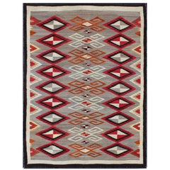 Tapis Navajo ancien avec motif semi-symmetrique en forme de losange sur toute sa surface 