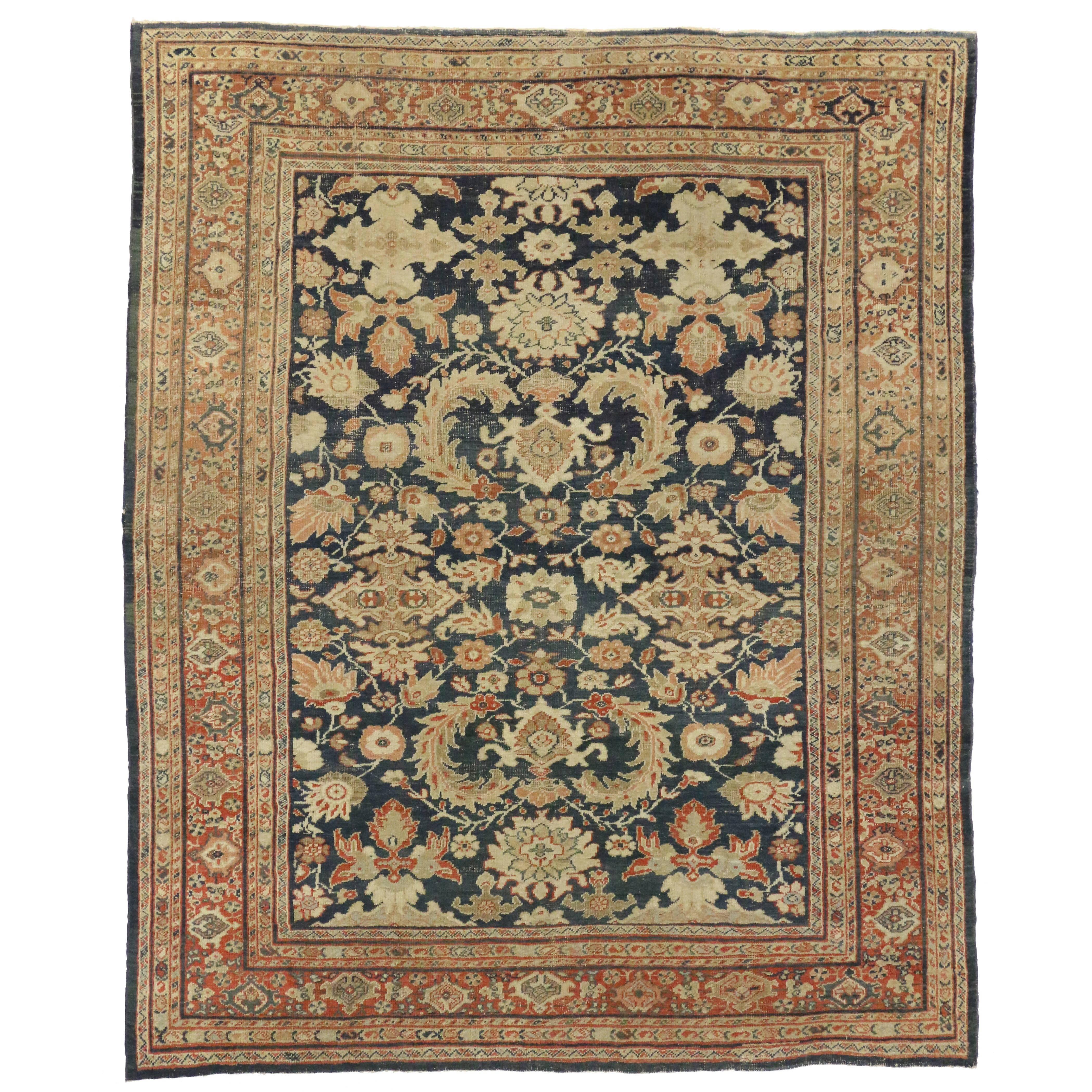 Tapis persan Sultanabad ancien et vieilli de style artisanal traditionnel en vente