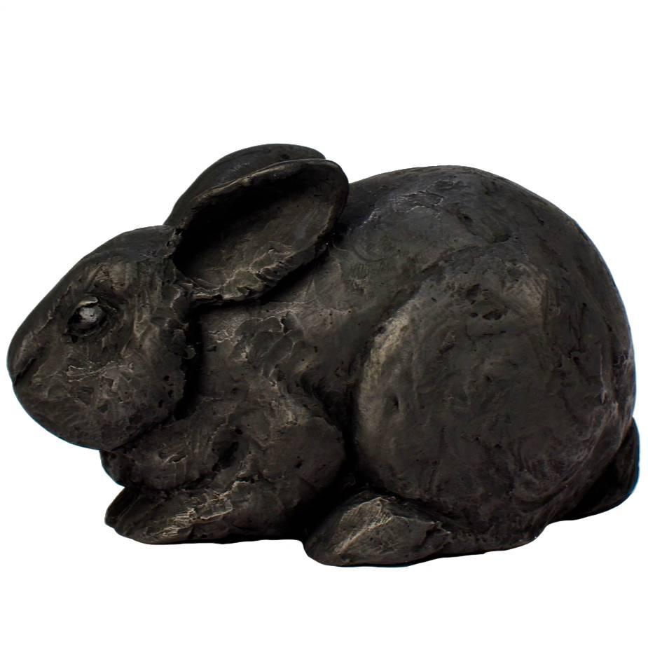 Sculpture en résine noire, gesso et graphite brut d'un lapin pygmi par Darla Jackson