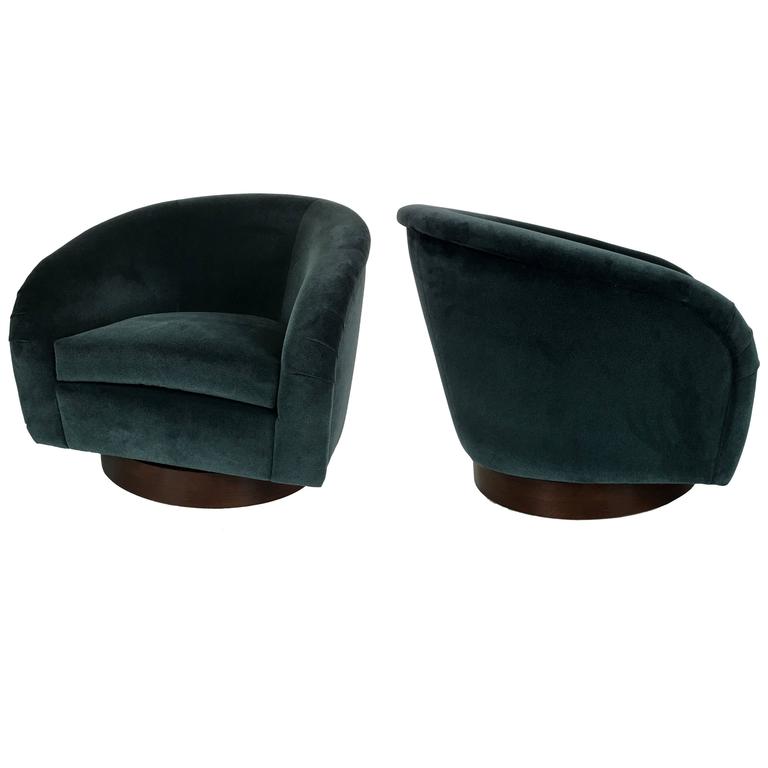 Luxe Pair of Swivel Lounge Chairs by Milo Baughman For Sale at 1stDibs