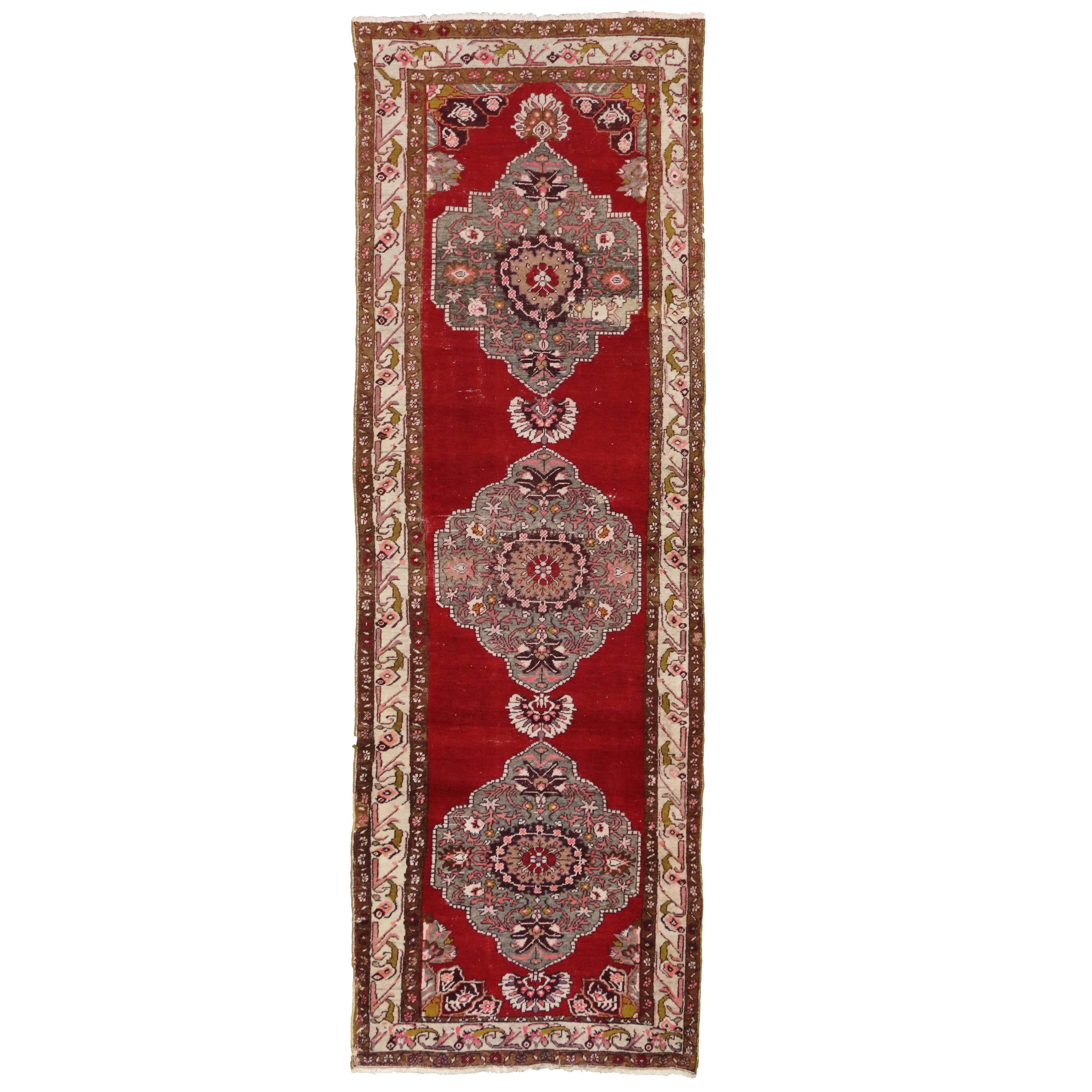 Tapis de couloir turc Oushak vintage de style tribal en vente