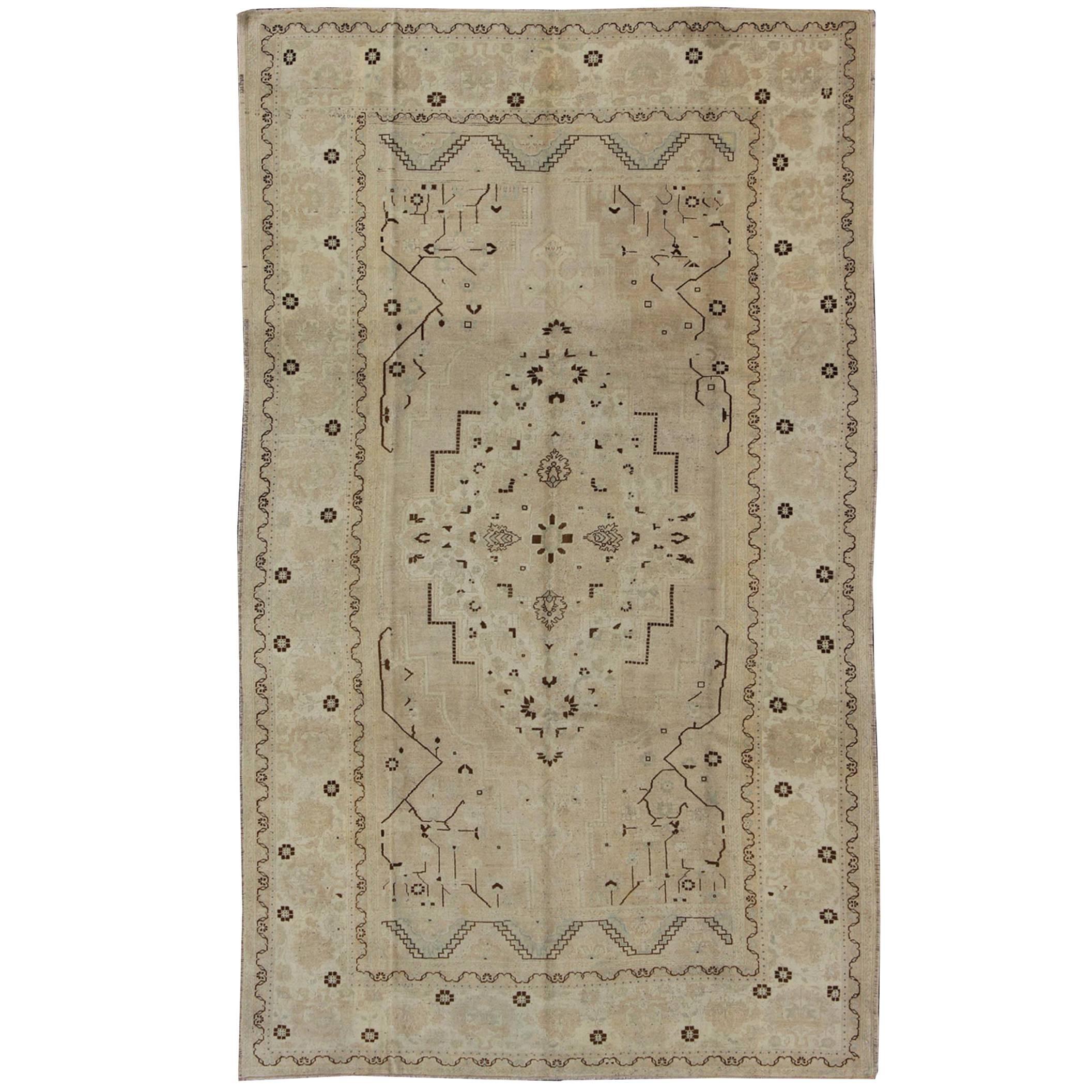 Alfombra turca vintage en tonos neutros en topo y marrón Destacados