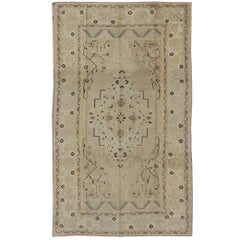 Tapis turc vintage dans des tons neutres à rehauts taupe et marron