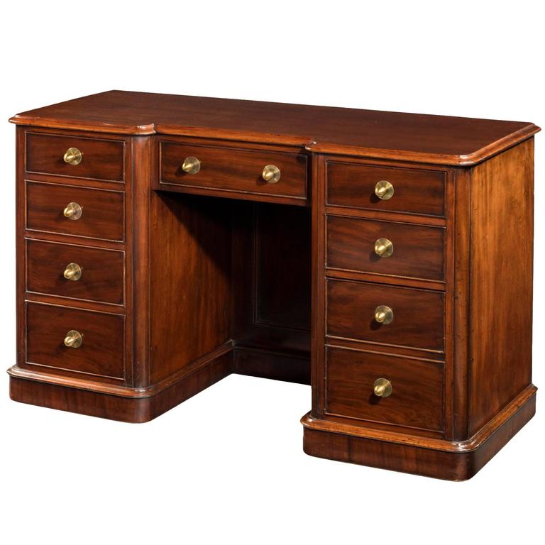 Mahogany Kneehole Desk For Sale at 1stdibs