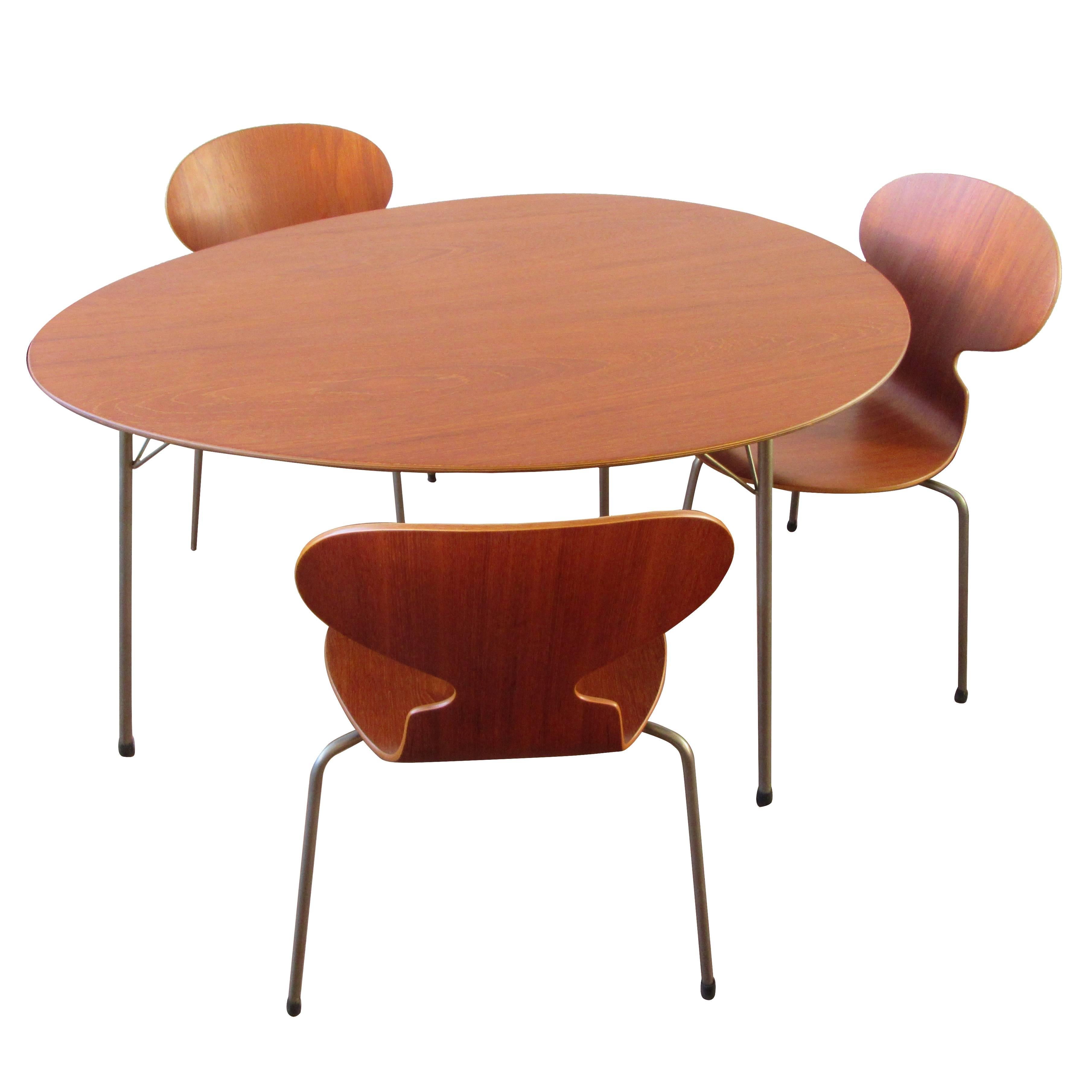 Pristine Three-Legged Ant Table Set in Teak with Three Chairs by Arne Jacobsen For Sale