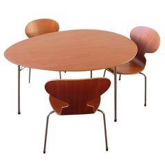 Pristine Three-Legged Ant Table Set in Teak with Three Chairs by Arne Jacobsen