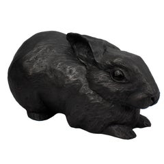 Quand les bonnes choses se produisent, sculpture de lapin en terre cuite de Darla Jackson, 2014