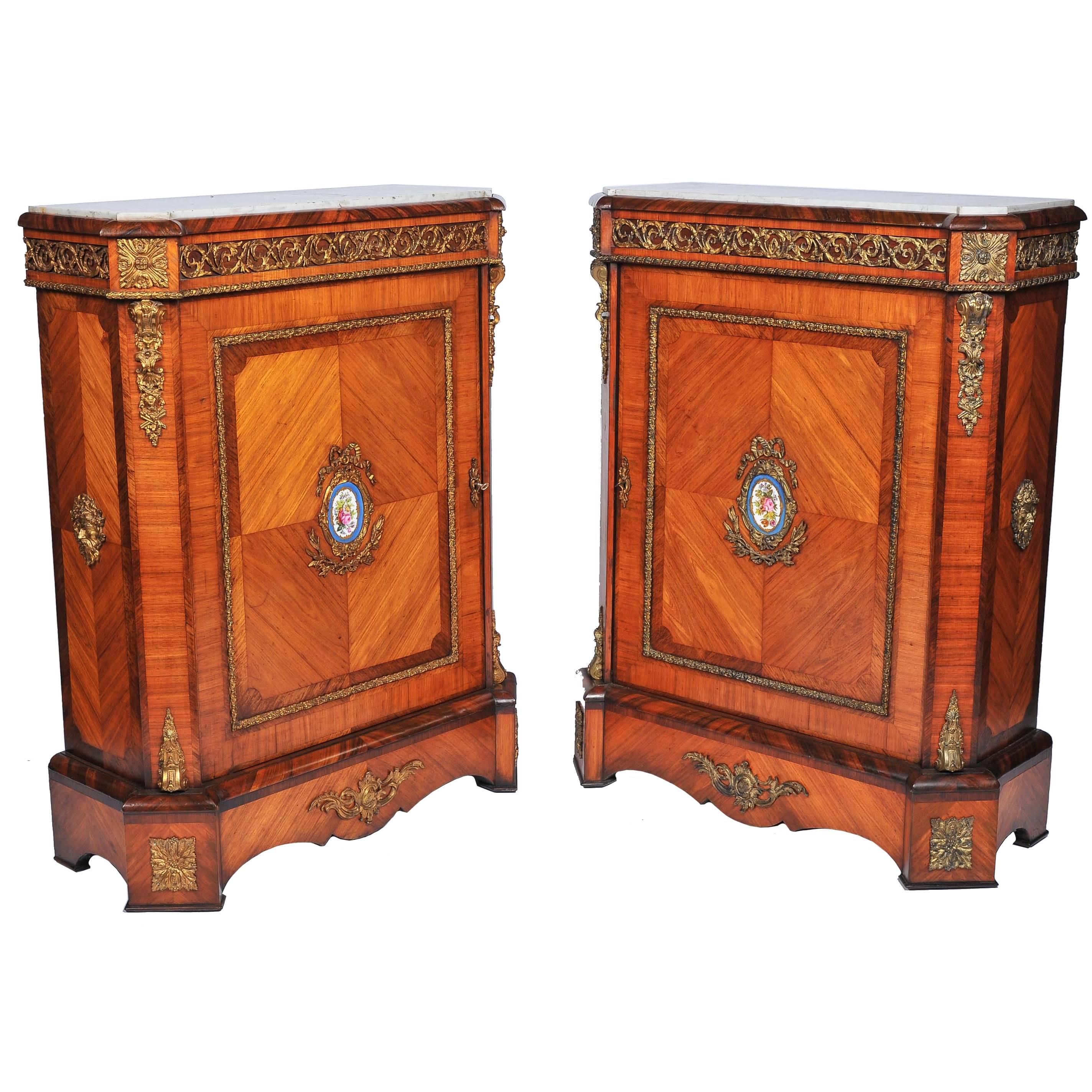 Paire d'armoires de pilier en bois de violette du 19ème siècle en vente