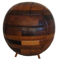 Sculpture unique et artisanale de ballon de football/football en bois vintage des années 1960, faite à la main