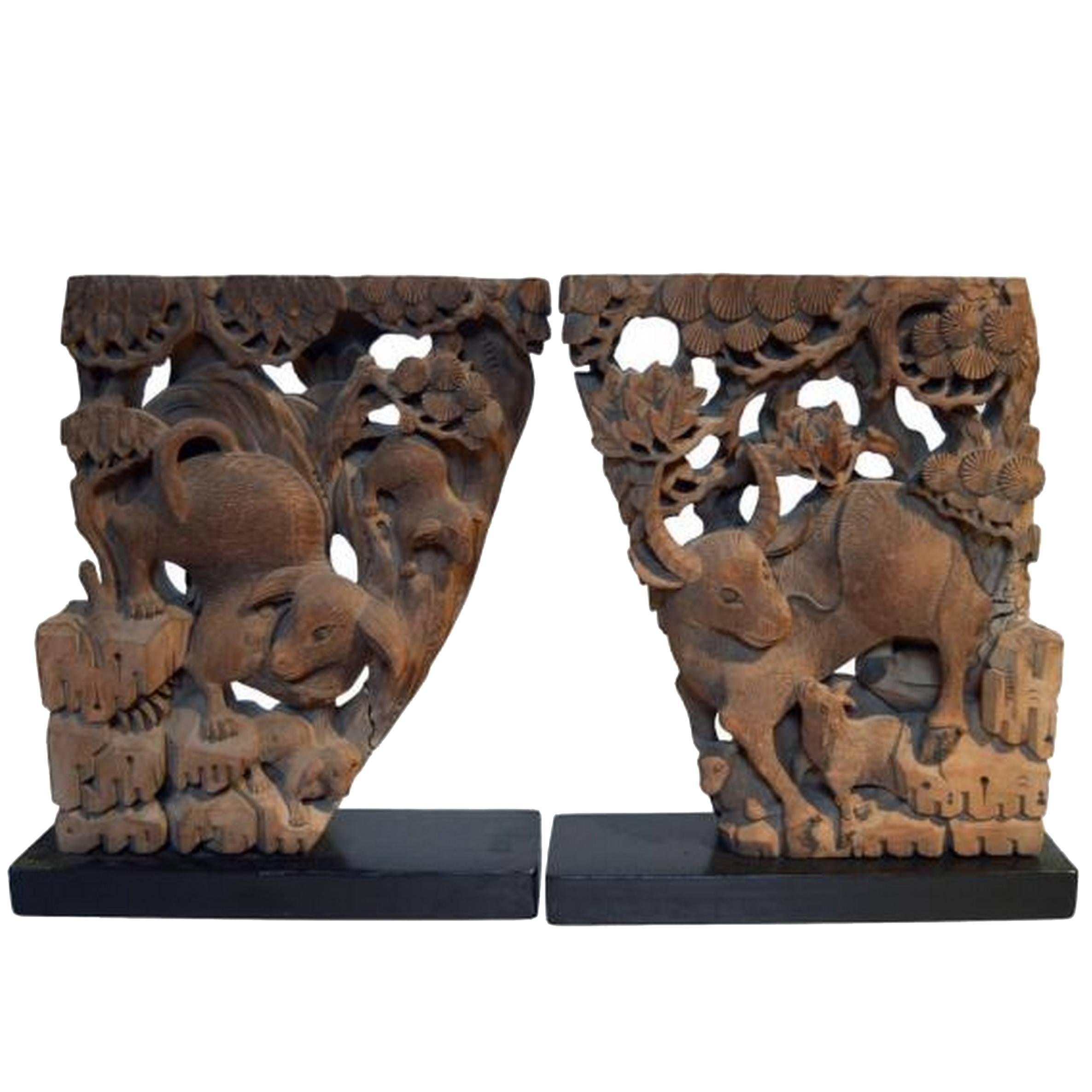 Paire d'anciens corbeaux de temple en bois sculptés à la main du 18ème siècle, Chine