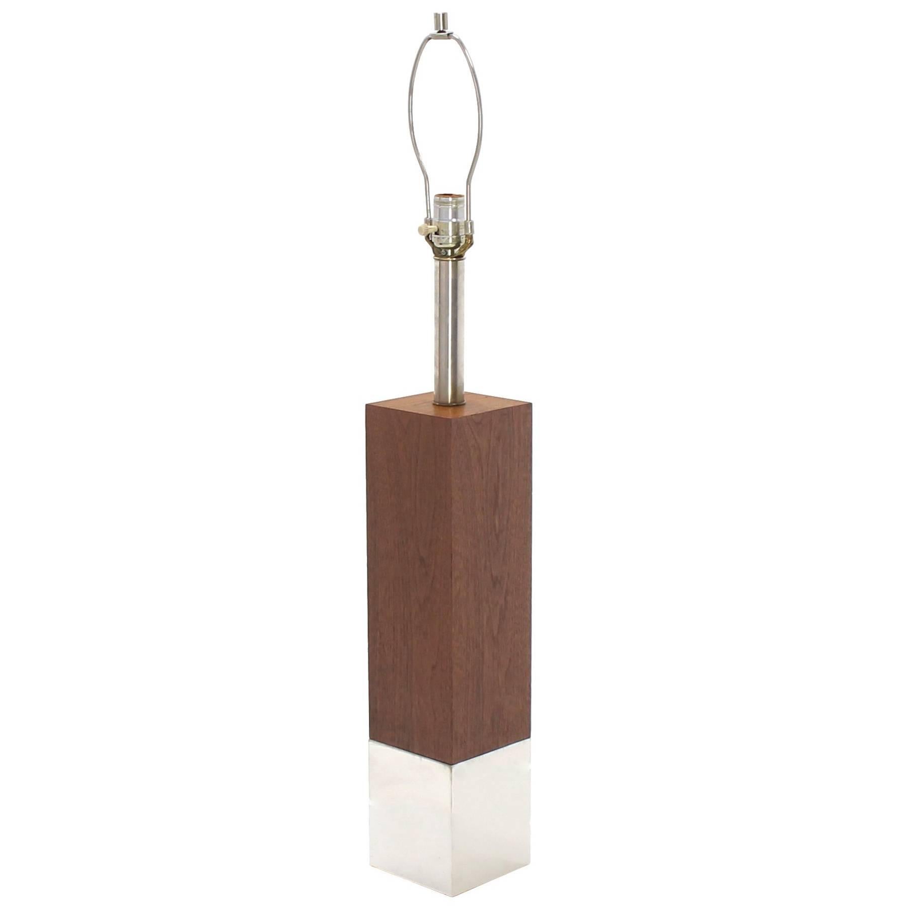 Würfelförmige Tischlampe aus Nussbaumholz auf Chromsockel im Angebot