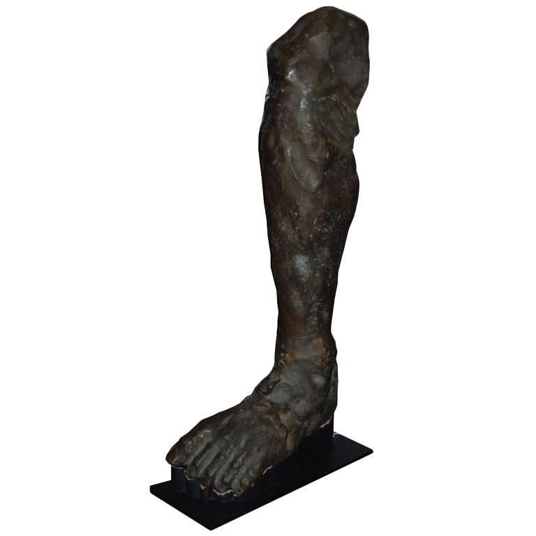Sculpture en bronze d'une jambe masculine en vente