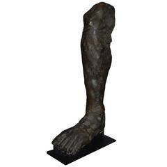 Sculpture en bronze d'une jambe masculine