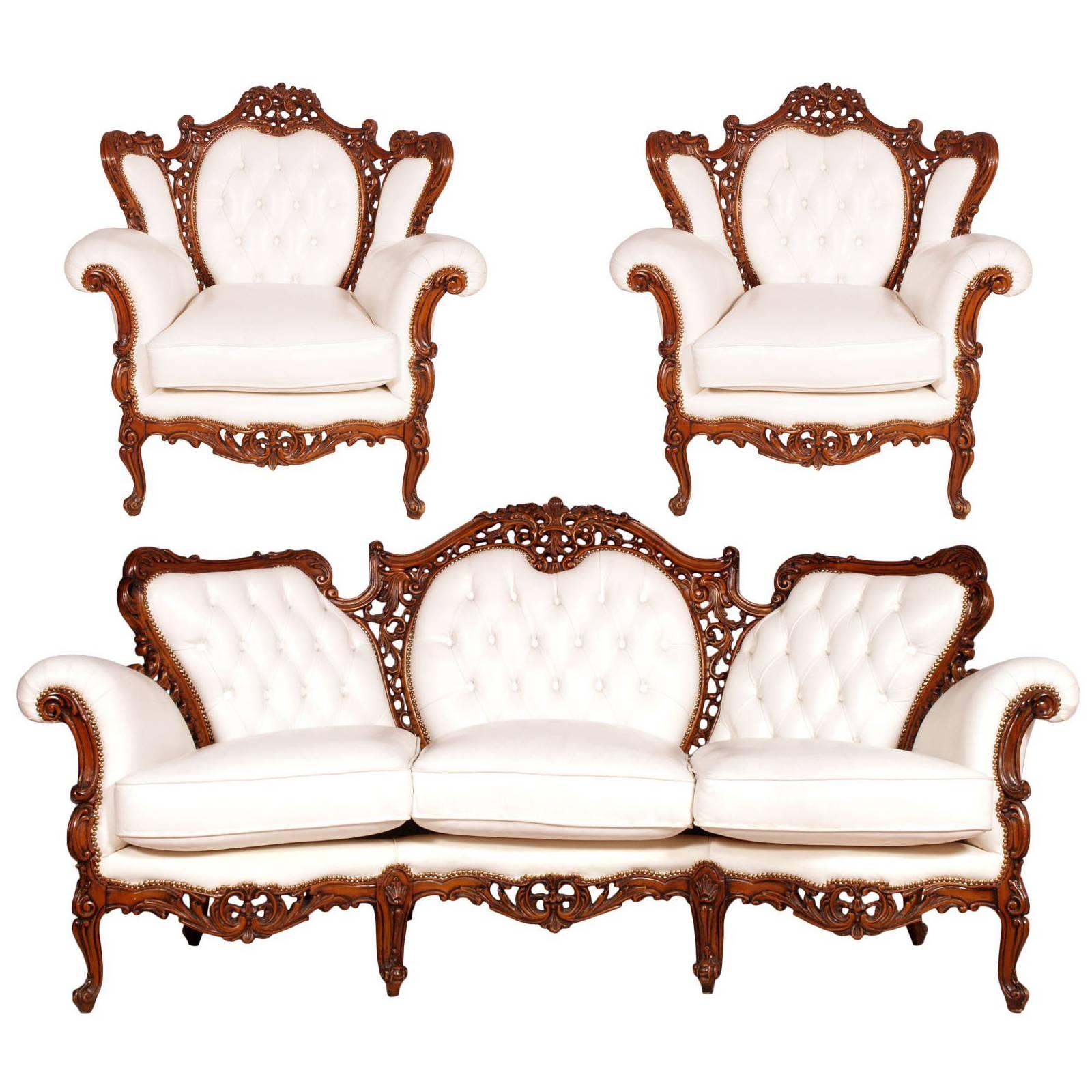 Ensemble de fauteuils rococo vénitiens canapés en noyer sculpté à la main, tapissés de cuir en vente