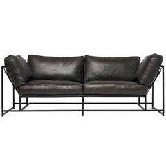 Zweisitziges Sofa aus rauchfarbenem Leder und geschwärztem Stahl