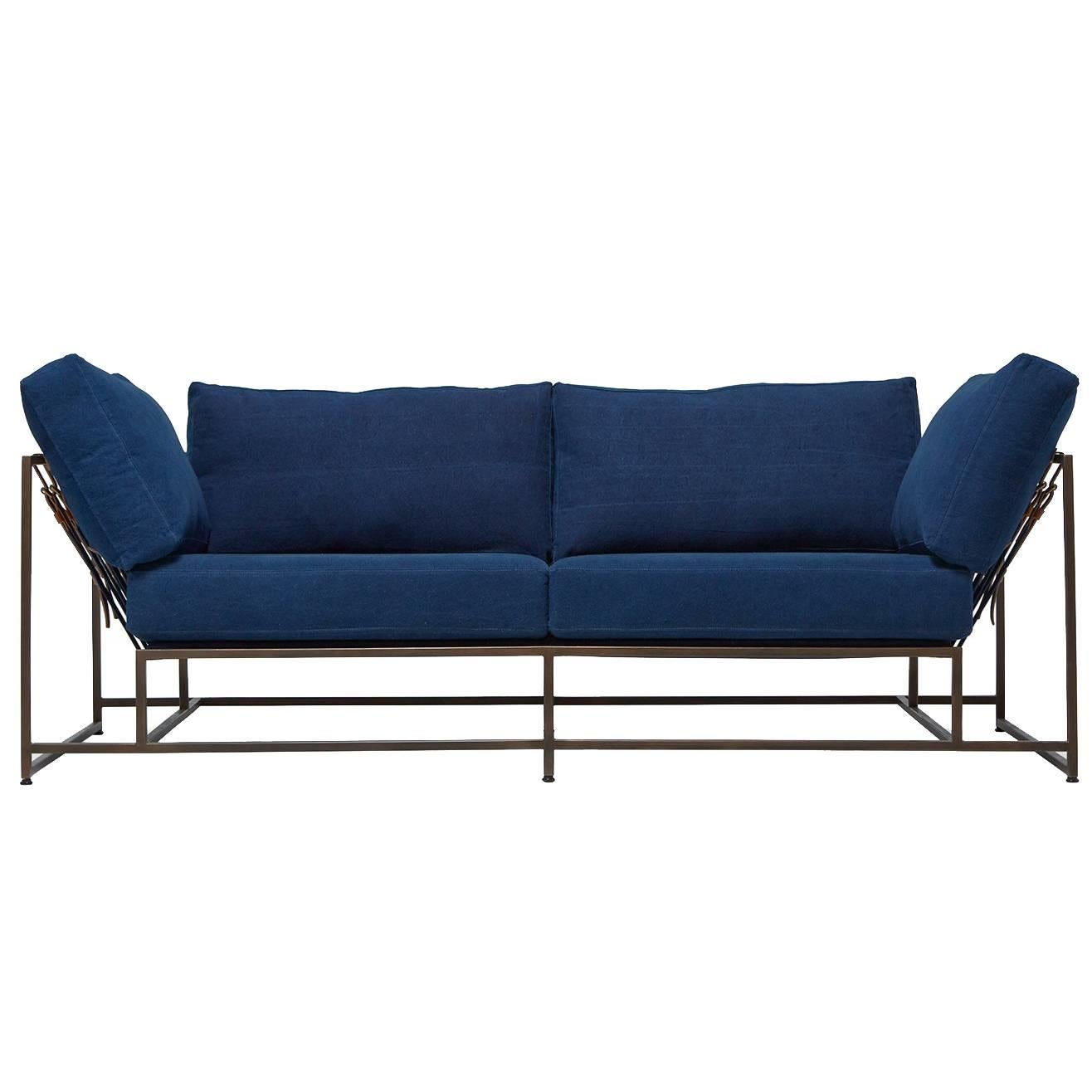 Handgefärbtes zweisitziges Sofa aus indigoblauem Segeltuch und antikem Kupfer