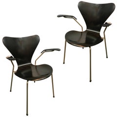 Arne Jacobsen, Paire de chaises modèle 3207, par Fritz Hansen, 1955, Danemark