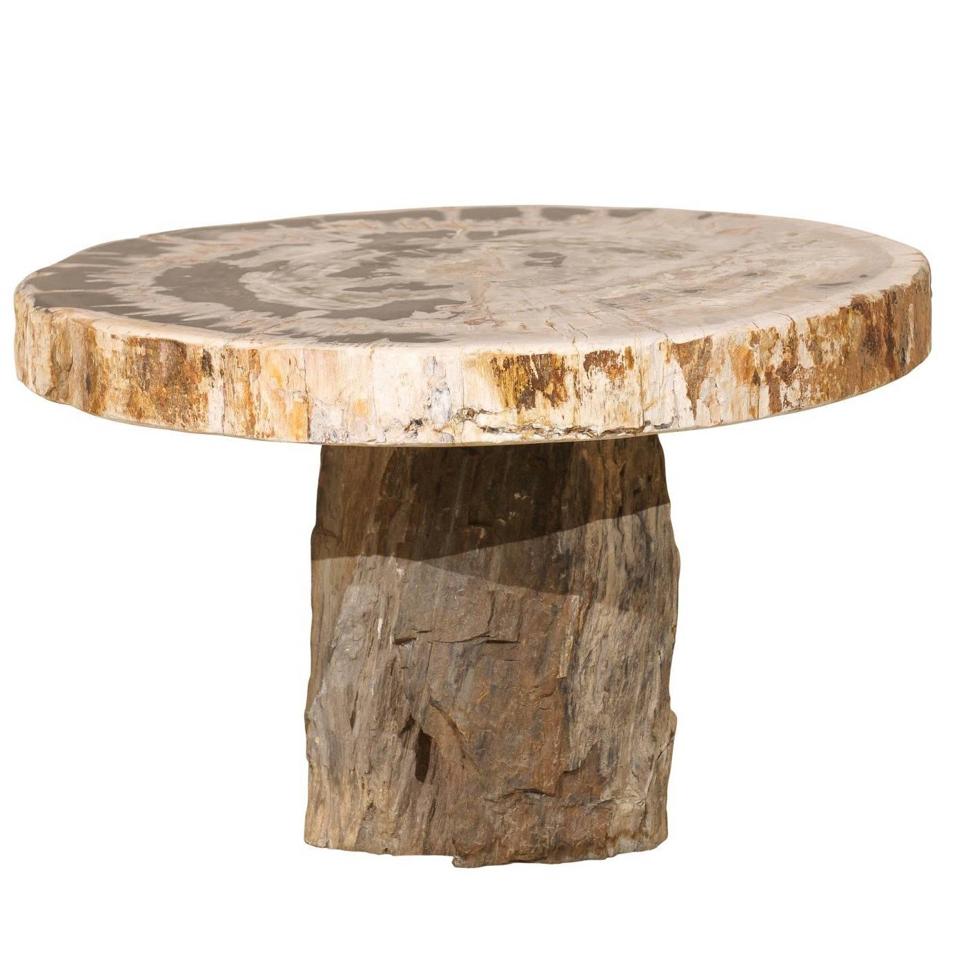Table basse à piédestal en bois pétrifié à bords vifs avec plateau de forme ronde pour la plupart en vente