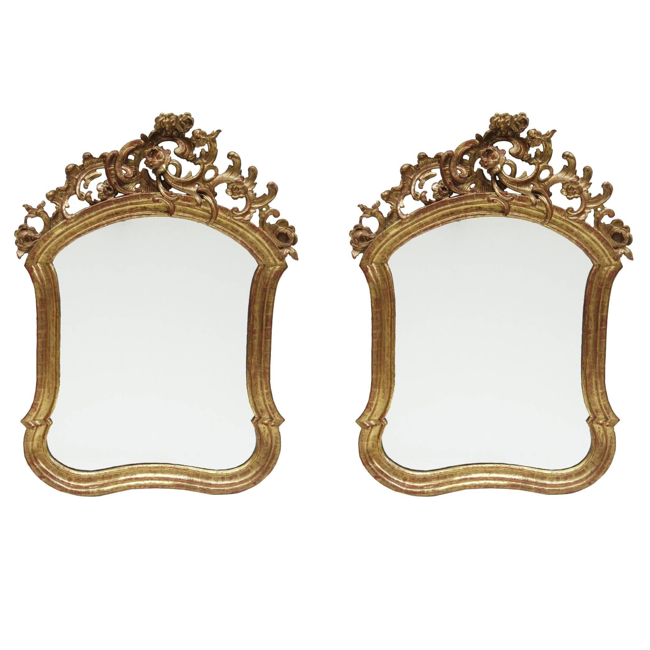 Paire de miroirs baroques en bois doré
