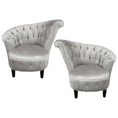 Pair of 1940s Hollywood Regency Asymmetrical Tufted Chairs in Platinum Velvet 8