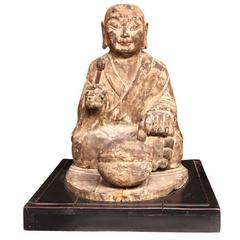 Figure assise d'un moine en bois sculpté japonais, 16e-17e siècle