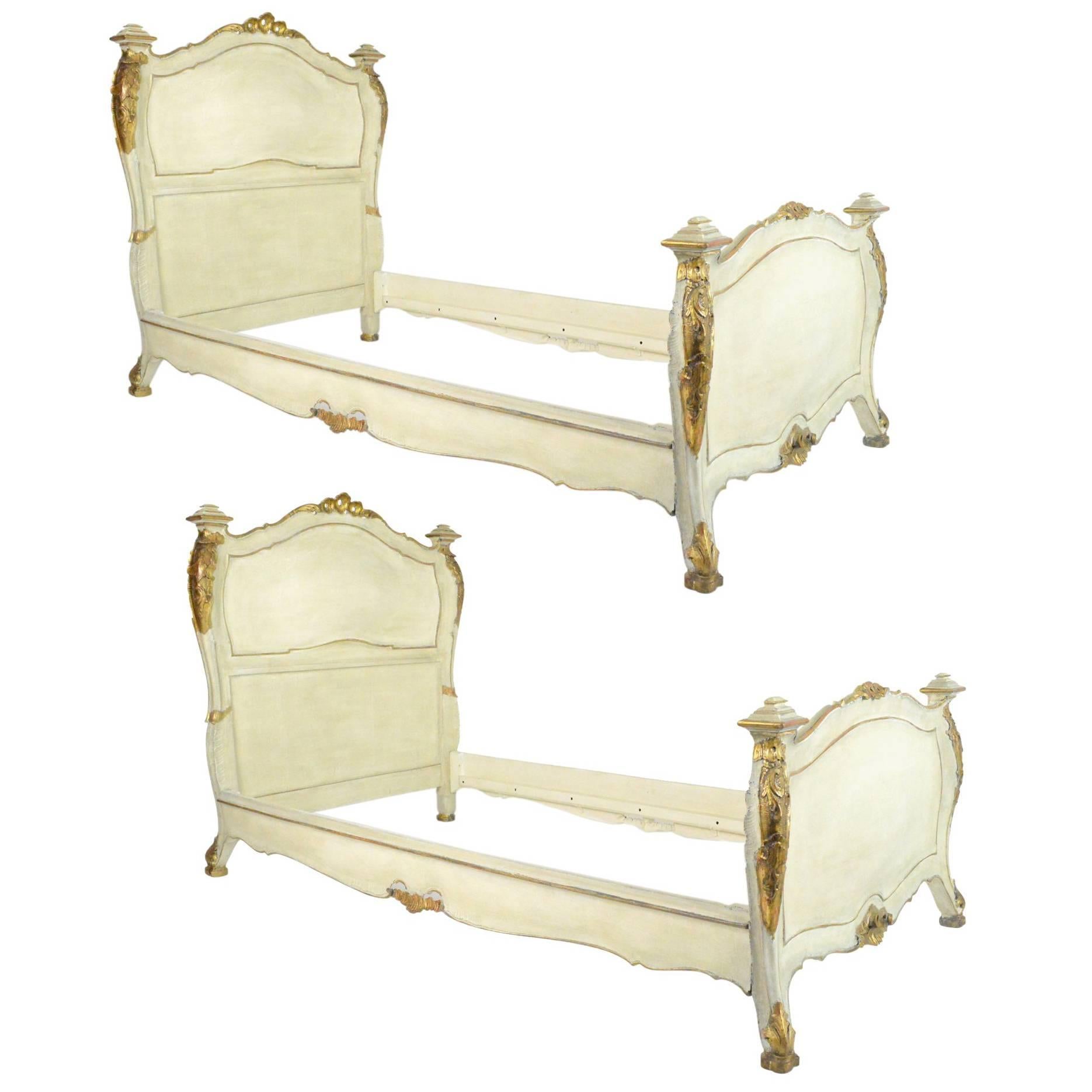 Fine Pair of 19th Century Venetian Painted and Giltwood Twin Beds For Sale