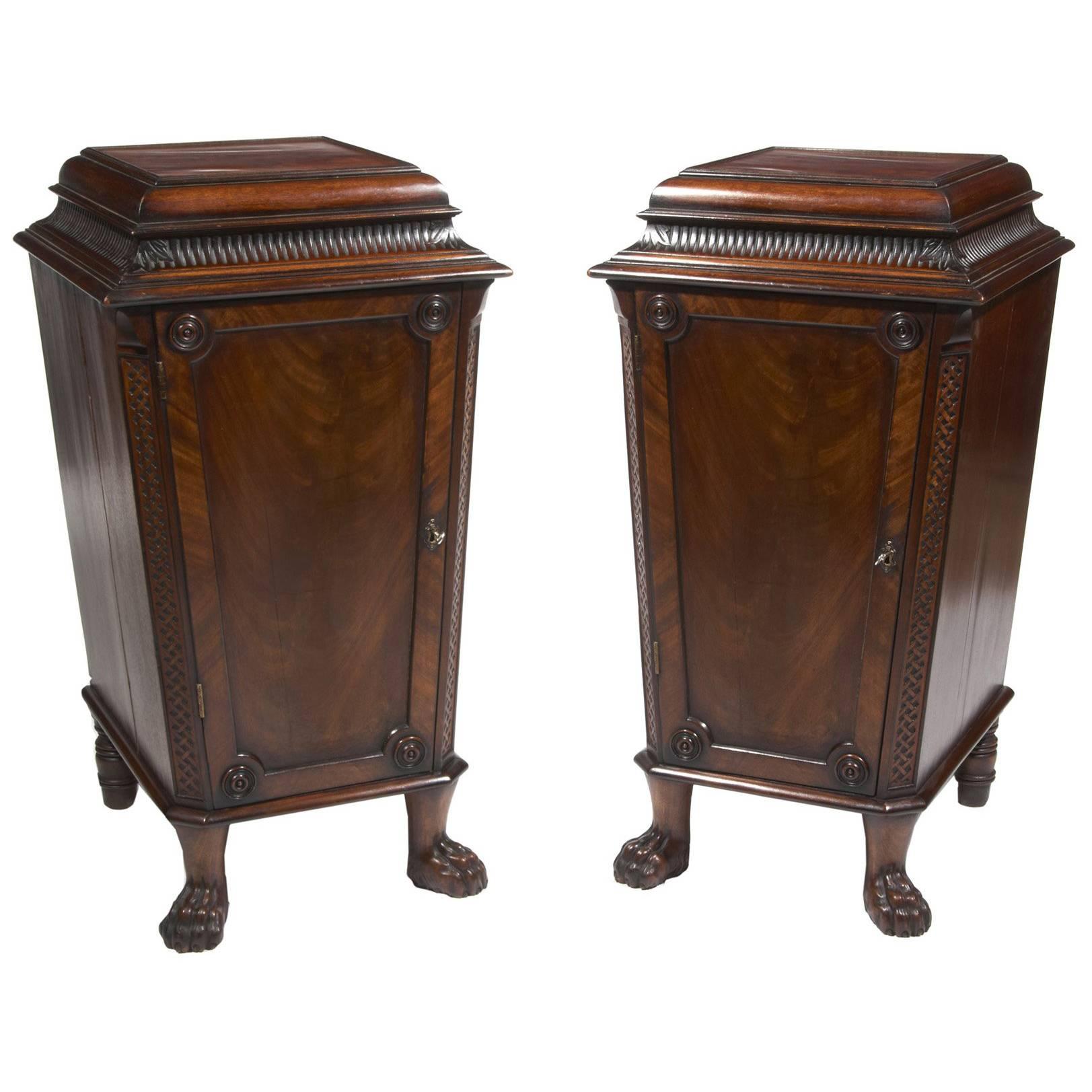 Paire d'armoires à piédestaux en acajou de style Régence du 19ème siècle en vente