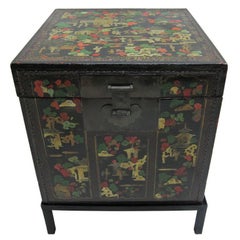 Antiker bemalter Kastentisch aus der Chinoiserie