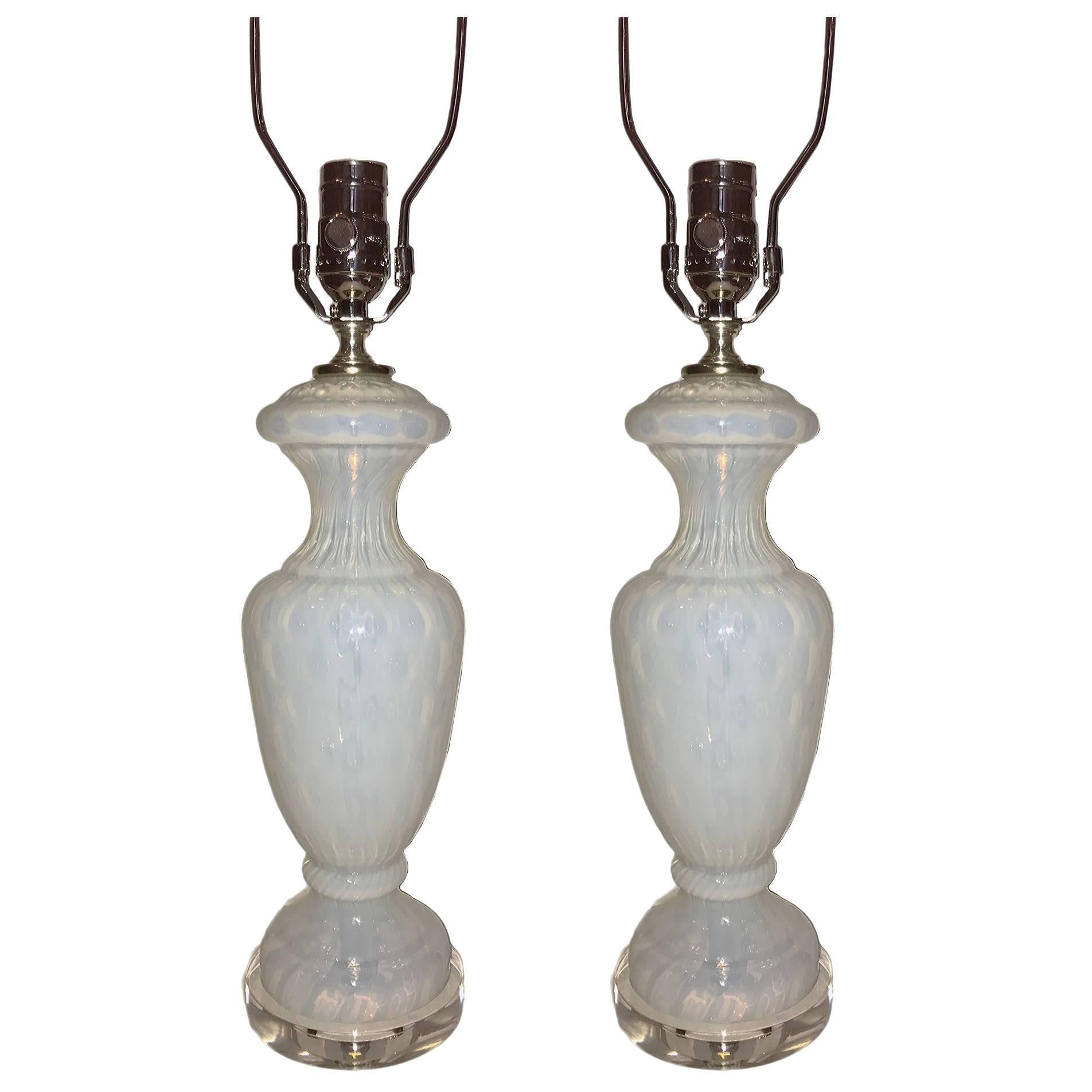 Paire de lampes de table en verre opalin français des années 1940 montées sur des bases en lucite.

Mesures :
Hauteur du corps : 13.75" 
Hauteur jusqu'au support de l'abat-jour : 22