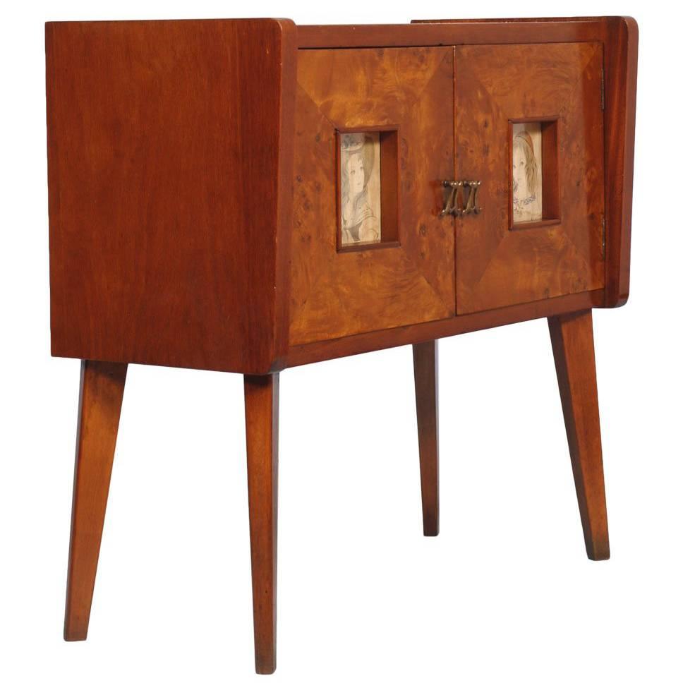 Small cabinet buffet, dry bar, Art Deco period 1940 , Gio Ponti attributed per Meroni & Fossati, veneered in briar of elm with interior in mahogany . Original handless of the period. Two artistics prints by Piero Fornasetti, on the doors, protected