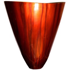 Vase contemporain inhabituel en bronze émaillé rouge