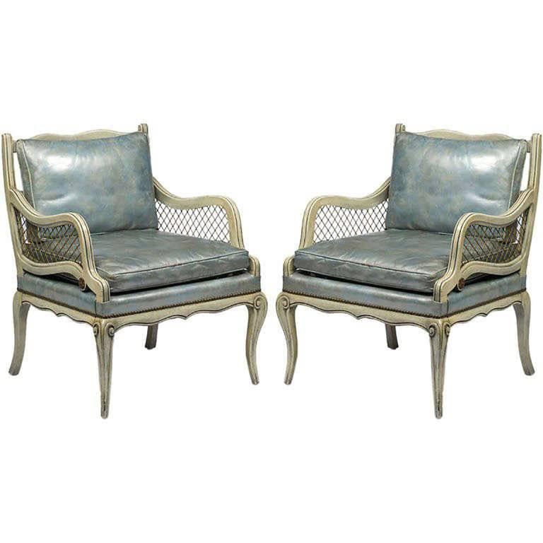 Paire de fauteuils de salon des années 1940 sculptés et laqués avec revêtement en cuir bleu en vente