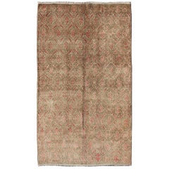 Tapis turc Tulu avec motif répétitif sur toute sa surface en vert clair, rouge et crème