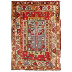    Buntfarbener antiker türkischer Oushak-Teppich in mehrschichtigem Design