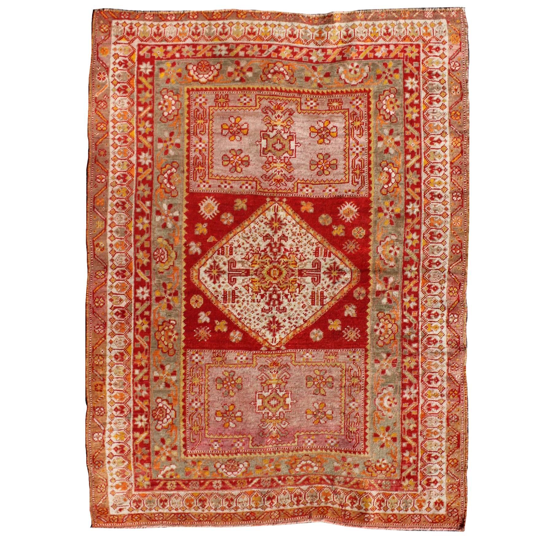 Antiker türkischer Oushak-Teppich mit bunten, schwebenden Blumen- und geometrischen Motiven