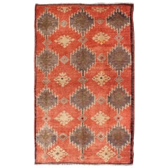 Tulu-Teppich im Vintage-Stil mit geometrischen Medaillons in Orange, Butter, Grau und Braun