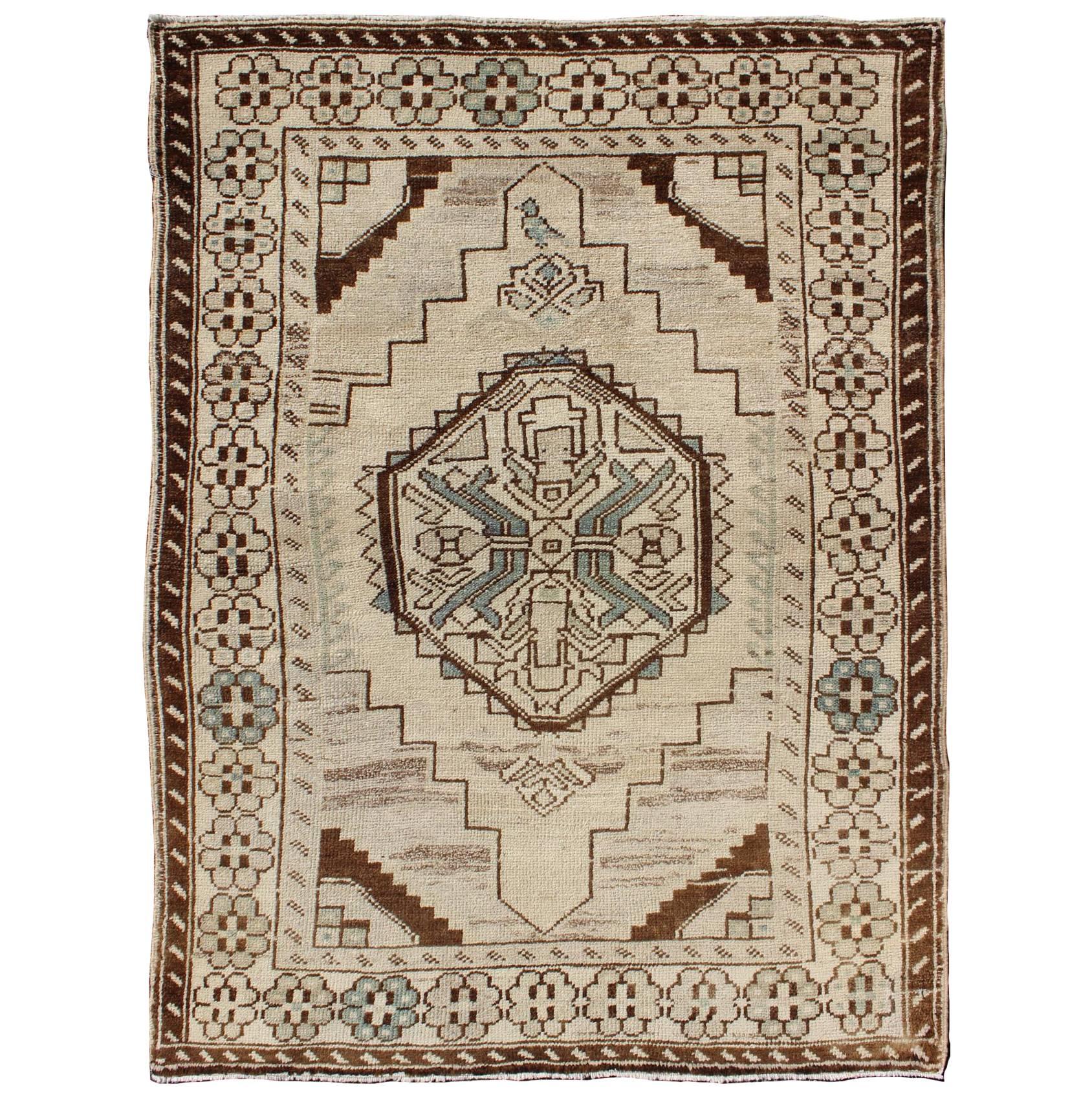 Tapis vintage d'Oushak de Turquie avec médaillon géométrique en crème et bleu