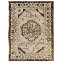 Vintage Oushak-Teppich aus der Türkei mit geometrischem Medaillon in Creme und Blau