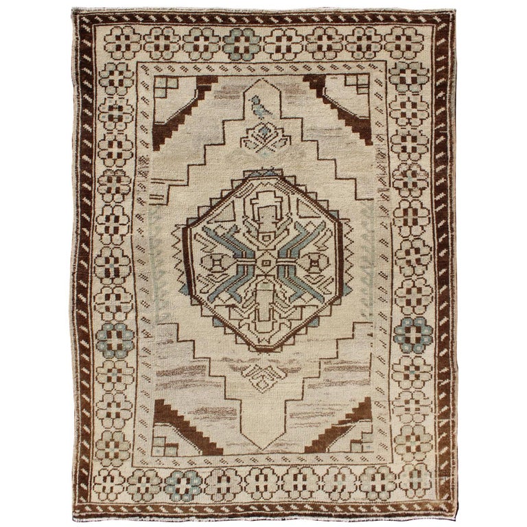 Vintage Oushak Rug from Turkey with Geometric Medallion in Ivory, Cream