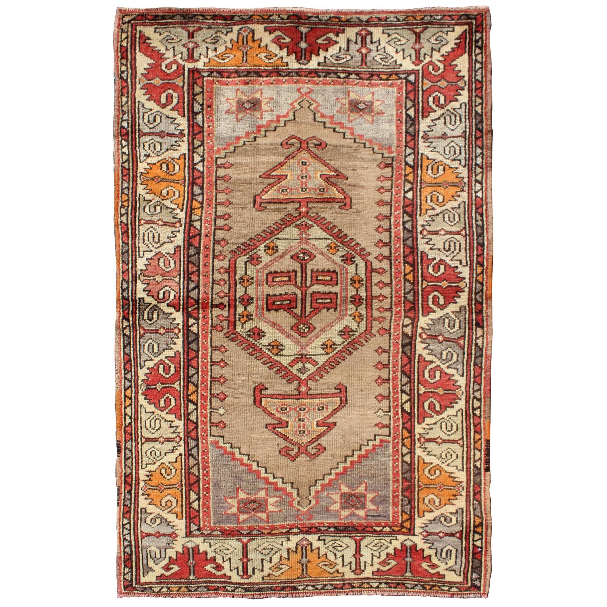 Buntfarbener türkischer Oushak-Teppich im Vintage-Stil mit geometrischem Design