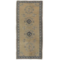 Tapis de la galerie Oushak du milieu du 20e siècle en Turquie à motifs floraux