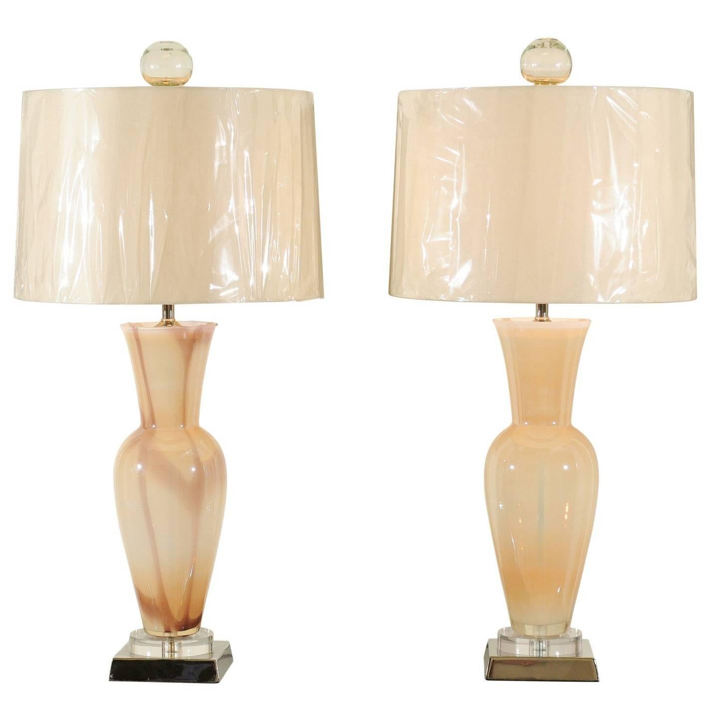 Restauriertes Paar mundgeblasener Murano-Lampen mit maßgeschneiderten Orb-Endstücken, um 1965 im Angebot