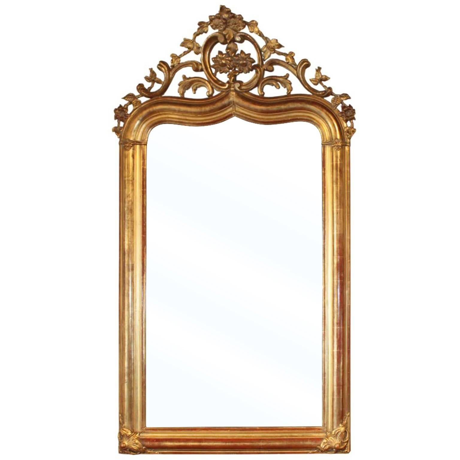 French 1880s Gothic Revival Giltwood Mirror with Carved Crest and Pointed Vault